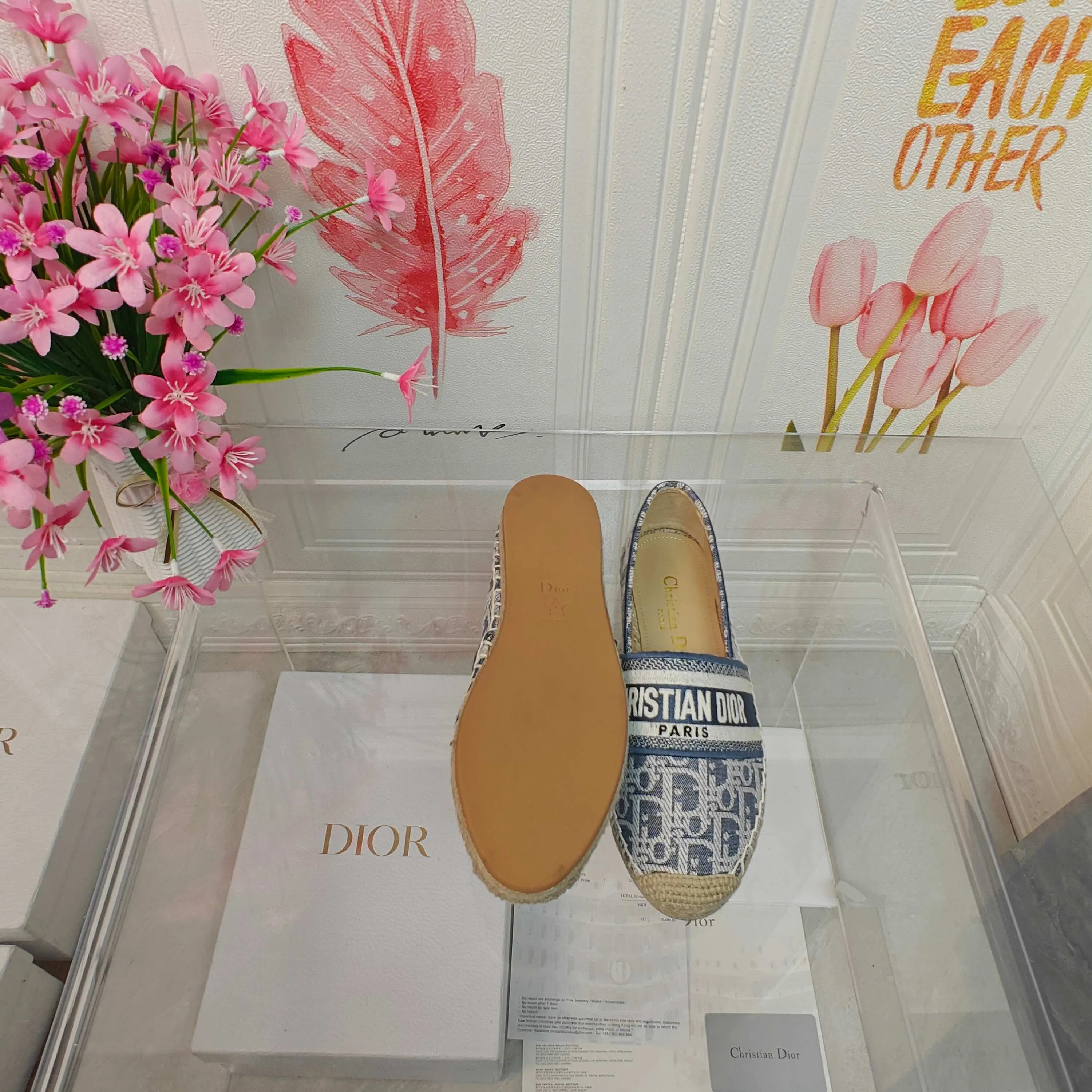 👟👟Ex-factory price 440👟👟 Top quality Dior Granville espadrille embroidery Upper: embroidered with "CHRISTIANDIOR" Craftsmanship: Purely hand-sewn hemp rope outsole Lining: Imported soft and breathable sheep lining with padded feet Code number: 35-40 (customized at 34.41.42) Outsole: Exclusive molded rubber outsole decorated with lucky star symbol